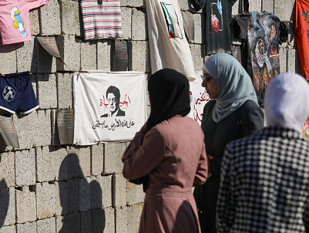 "معرض ملابس عم تتنفس".. عمل فني فلسطيني من تحت الأنقاض في وسط القطاع