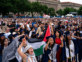 ترامب يوقع أمرا تنفيذيا يتيح ترحيل الطلاب الداعمين لفلسطين