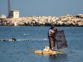 صيادو غزة يصنعون مراكب من أبواب الثلاجات