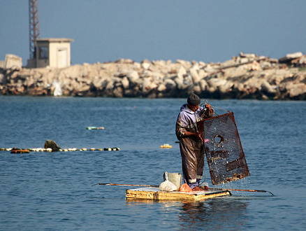 صيادو غزة يصنعون مراكب من أبواب الثلاجات