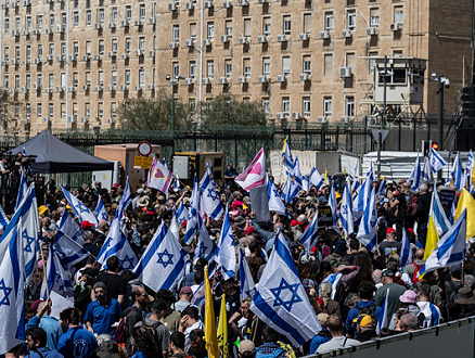 مظاهرة حاشدة في القدس احتجاجا على استئناف الحرب وإقالة رئيس الشاباك