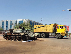 السودان: الجيش يحاصر القصر الجمهوري ويلاحق الدعم السريع بالخرطوم